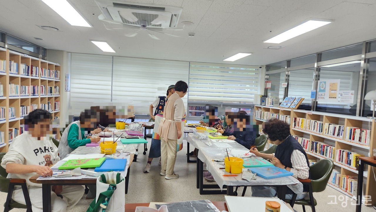 지난 9월부터 11월까지 아름드리 작은도서관에서 진행된 시니어 미술수업 