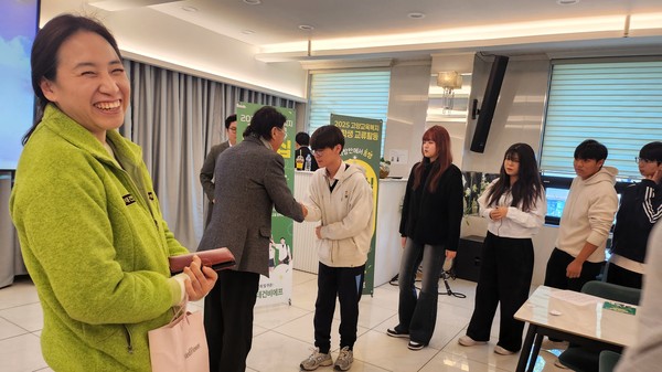 김만석 ㈜태건비에프 대표가 리더십 캠프를 마친 장학생들을 격려하며 악수를 나누고 있다. [사진= 고양교육지원청]