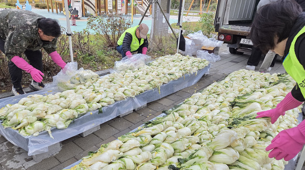 김장준비를 하는 봉사자들.