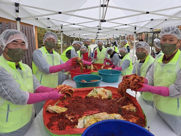  김장을 하는 봉사자들이 환하게 웃고 있다.