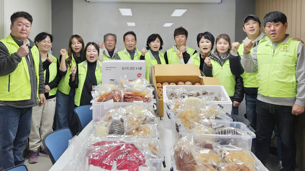 6지역 1지대 라이온스클럽이 문촌9종합사회복지관에 밀키트 100인분과 다양한 식료품을 후원했다. 