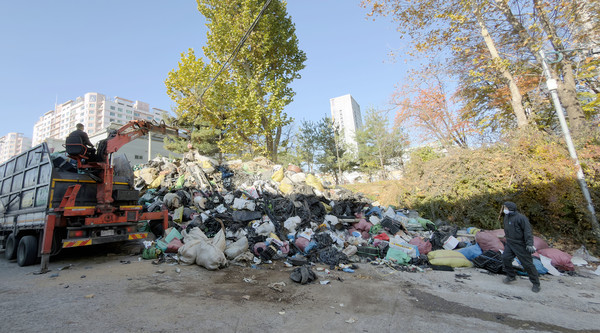 일산농협 직원들이 영농지원센터에서 농업환경을 위한 폐자재를 수거하고 있다.
