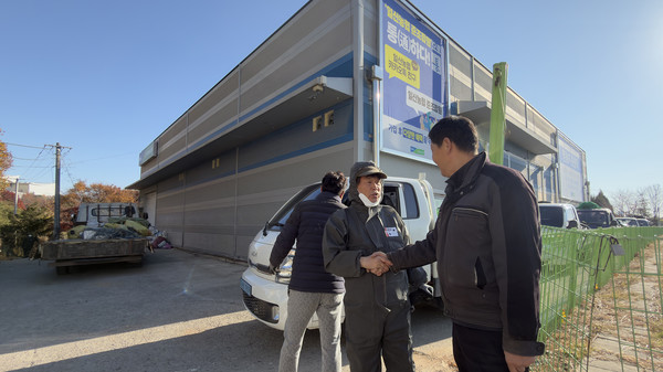 이석일 조합장(가운데)이 조합원과 영농지원센터를 찾은 조합원과 인사를 나누고 있다.