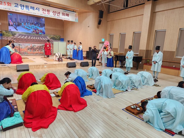 관자빈과 계자빈에게 절하는 성년자들. [사진제공=유순덕]