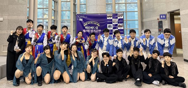 공연 출연진들이 한자리에 모여 기념촬영을 했다.