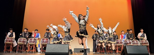 아리아난타, 최고야난타, 별빛밴드, 레드몬스터 등 이루어드림 전팀의 합동공연 모습