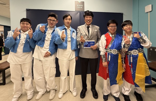 사회를 본 표인봉씨와 기념촬영하는 출연진.