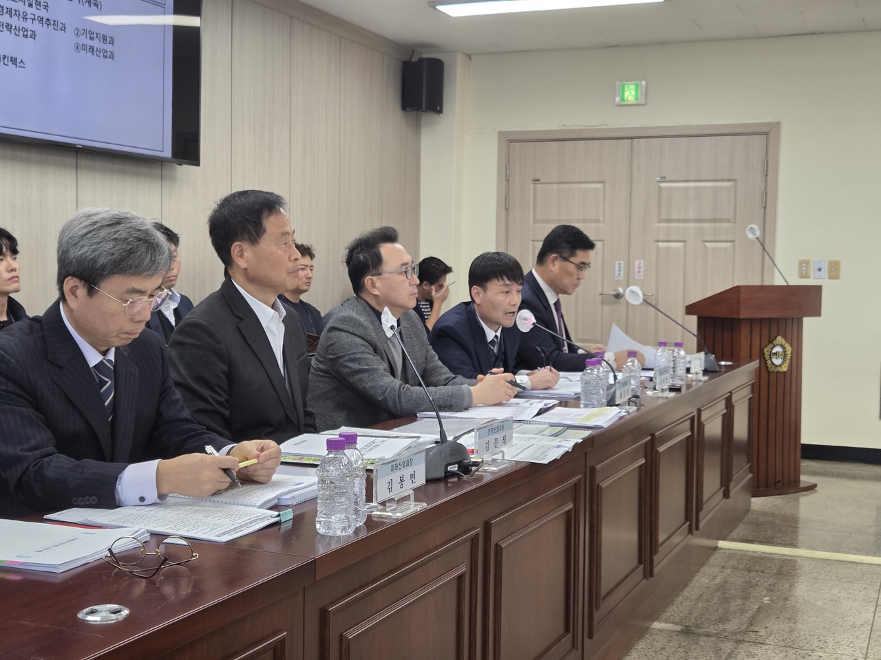 지난 20일 고양시 자족도시실현국에 대한 고양시의회 행정사무감사에서 표대영(오른쪽에서 두 번째) 경제자유구역 추진과장이 의원들의 질문에 답하고 있다.