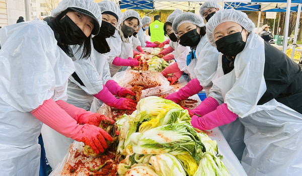 김장김치를 하는 봉사자들.