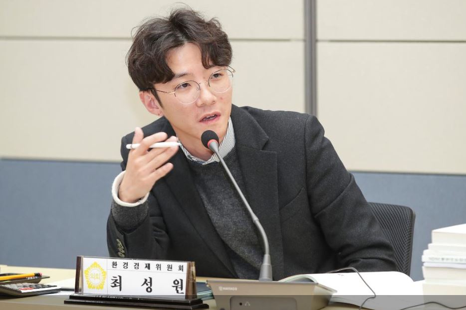 최성원 의원(주엽1·2, 더불어민주당)이 20일 열린 킨텍스 행정사무감사에서 “기준도 신뢰도 없는 감사보고서로 킨텍스 감사의 형편없는 업무 능력이 여실히 드러났다”라고 비판했다.