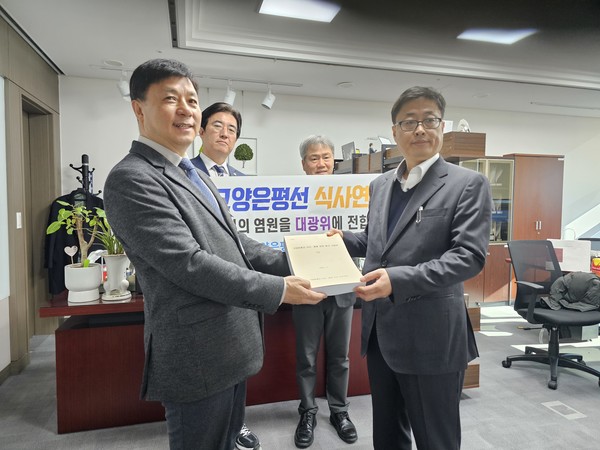 지추모는 이후 김성회 의원실에도 서명부를 전달했다.