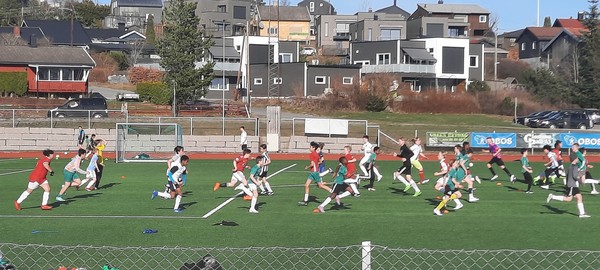 노르웨이 오스 지자체 (Ås kommune) 야외 운동장에서 학생들이 축구경기 전 워밍업을 하고있다. 여름시즌 사진.  [이철규 북유럽특파원]