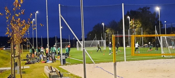 노르웨이 오스 고등학교 (Ås videregående skole)에서 축구 동아리 학생들이 방과 후 야간 축구를 하고있다. 사진은 가을시즌.  [이철규 북유럽특파원]