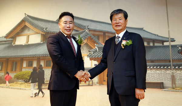 이광재 초대 총동문회장(왼쪽)과 김용규 고양문화원장이 출범식에 함께 했다.