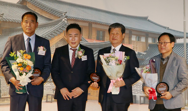 이봉운 고양문화원 부원장(왼쪽) ,김용규 고양문화원장(오른쪽 두 번째), 천광필 고양문화원 사무국장(맨 오른쪽)이총동문회로부터 감사패를 받았다.