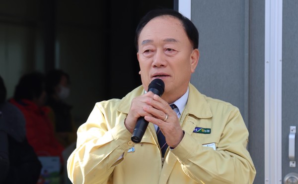 장순복 조합장이 각 동행정복지센터와 관계자들에게 나눔의 의미에 대해 설명하고 있다.