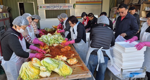 김장김치 속을 넣고 있는 모습