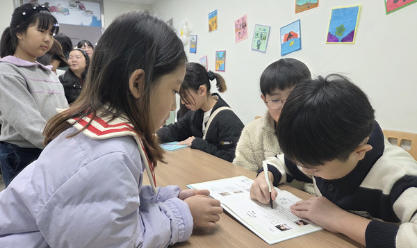 환경동화작가 사인회가 진행되고 있다. 