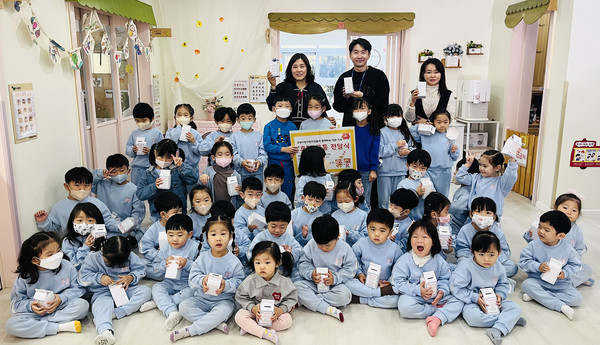 일산노인종합복지관이 지역 내 시립어린이집들과 ‘효(孝)저금통’ 전달식을 가졌다.
