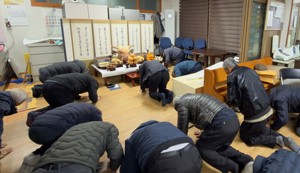내유1동(관산21통) 주민들이 마을의 안녕을 기원하는 산고사를 지내며 전통의 의미를 이어갔다.