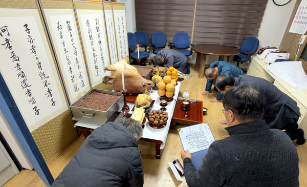 이주성 관산21통장이 축문을 낭독하며 산고사를 시작했다.