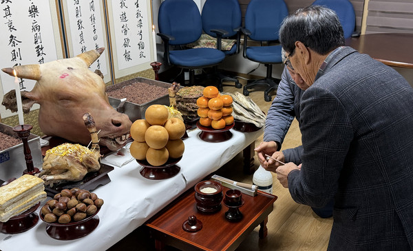 향에 불을 붙이고 산고사의 시작을 알리는 마을 주민.