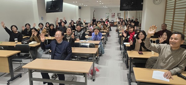 한형선(가운데) 약사가 지난 24일 일산서구 주엽동 사과나무교육센터 대강의실에서 월요시민강좌를 마친 뒤 참석자들과 기념촬영을 하고 있다.