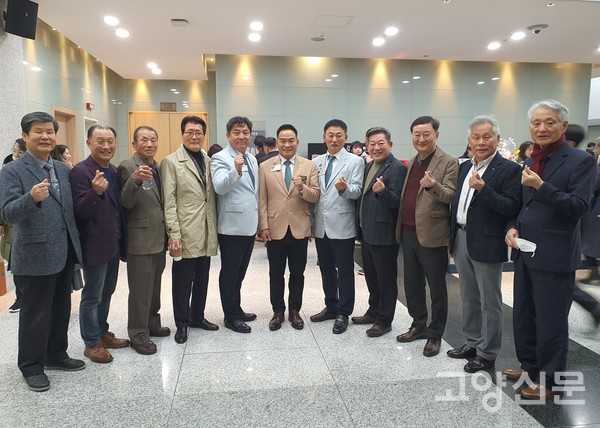 공연 전 회장단이 로비에서 기념 포즈를 취했다.