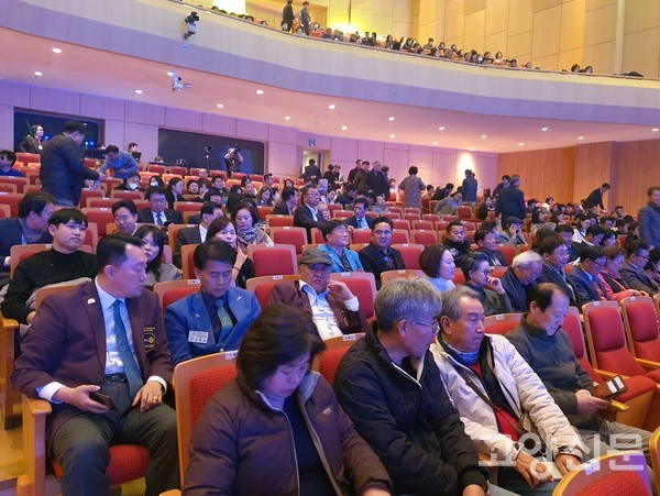 700여 명이 좌석을 채웠고, 전석무료 공연으로 1시간 30동안 진행됐다. 공연 전 입장하는 관람객들.