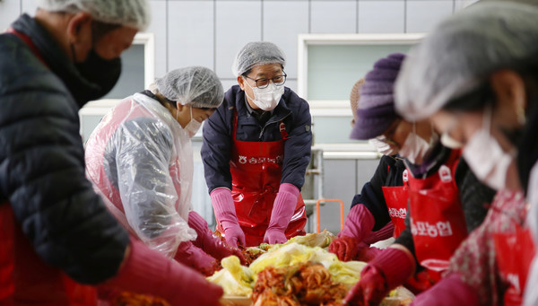 심은보 송포농협 조합장도 아침일찍 나와 김장나눔에 동참했다.