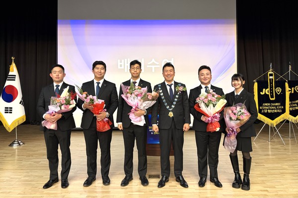 조현우 신임회장(왼쪽에서 세 번째)이 2026 고양JC를 함께 이끌어갈 새 임원진, 황종운 이임회장(오른쪽에서 세 번째)과 기념촬영을 했다. (왼쪽부터) 이창의 외무부회장, 박준상 상임부회장, 유성현 내무부회장, 조연희 감사. [사진제공=고양청년회의소]