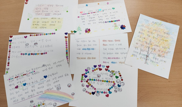 참여자들이 만든 엽서.