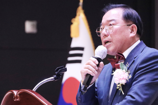 한성호 고양상공회의소 건설산업위원회 초대 위원장은 “개별 기업이 뚫기 힘든 관공서의 문턱을 위원회가 앞장서서 낮추겠다”며 “고양시에서 벌어지는 각종 공사 현장에 우리 지역 업체들이 당당히 주인공으로 참여할 수 있도록 발로 뛰겠다”고 강조했다. 사진은 지난달 12일 열린 취임식에서 취임사를 전하는 한성호 위원장의 모습. [사진제공 = 김정호 한국사진작가협회 고양지부 부지부장]