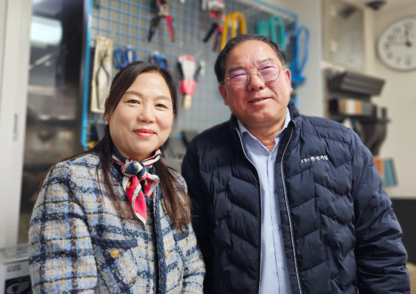 (왼쪽부터) 윤정하 사무국장과 한성호 위원장. 건설산업위원회의 또 다른 핵심 인물인 윤정하 사무국장은 “혼자서는 하기 힘든 프로젝트도 회원사들의 파트너십을 가동하면 얼마든지 가능하다”며 “위원회가 회원사들의 탄탄한 네트워크이자 협업 플랫폼이 될 수 있도록 노력하겠다”고 말했다.