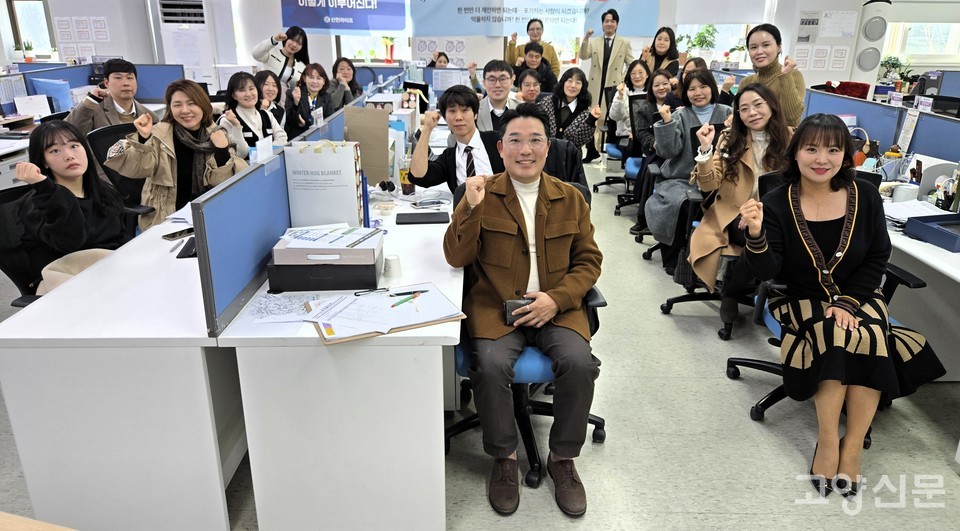 지난 2일 신한라이프 FC 특강 후, 강연을 진행한 김호준 백세케어 요양원장(가운데 앞), 김청미 신한라이프 퍼펙트지점장(오른쪽 앞)이 참석 FC들과 함께 기념 촬영을 하고 있다.