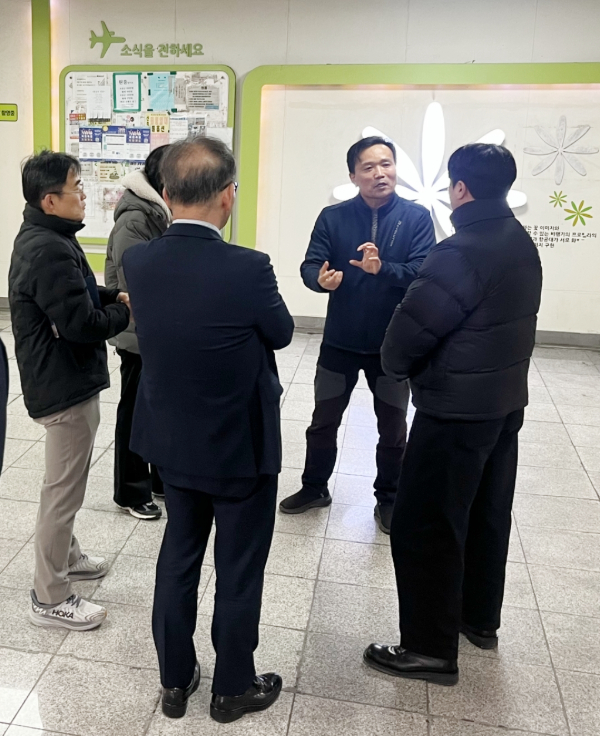 덕양구청 관계자들이 3일 한국항공대역을 방문해 허희영 한국항공대 총장, 홍석담 학생위원 등과 함께 대화하고 있다. [사진제공 = 한국항공대역 인프라 개선 TF 백승우 졸업생]