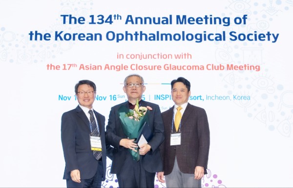 [고양신문] 새빛안과병원은 연세원주의대 안과 이종혁 교수를 2025년 ‘새빛공로상’ 수상자로 선정하고, 지난달 14일부터 16일까지 인천에서 열린 대한안과학회 제134회 학술대회에서 시상식을 진행했다고 밝혔다.‘새빛공로상’은 국내 안과학 발전에 기여한 인물을 발굴하기 위해 대한안과학회가 새빛안과병원의 후원으로 2014년 제정한 상으로, 매년 우수한 업적을 이룬 개인 또는 단체에 상장과 상금 1000만원을 수여한다.이 교수는 대한콘택트렌즈연구회 회장, 한국백내장굴절수술학회 회장을 역임하며 각막·굴절 분야의 진료 기준 정립과 학술 교류 활성화를 이끌어왔다. 또한, 다수의 임상 연구 발표, 활발한 학회 활동, 후학 양성 등을 통해 학술과 임상 양 영역에서 균형 있게 이바지해온 점이 높게 평가됐다.김기석 새빛안과병원장은 “헌신적으로 연구와 진료를 이어오신 이종혁 교수님의 노고에 깊은 존경을 전한다”며 “앞으로도 ‘새빛공로상’ 후원을 통해 안과학계의 성장과 우수 인재 발굴을 지속 지원하겠다”고 말했다.
