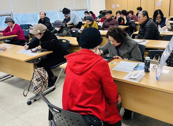 사전연명의향서를 작성하고 있는 어르신들