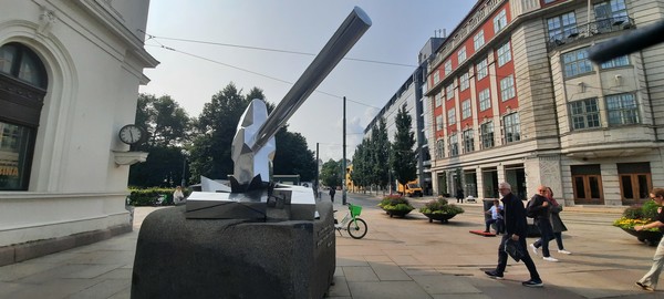 오슬로 중앙역 광장 앞 나찌마크 하켄크로이츠(Hakenkreuz)를 부수고 있는 망치 조각상 [이철규 북유럽특파원]