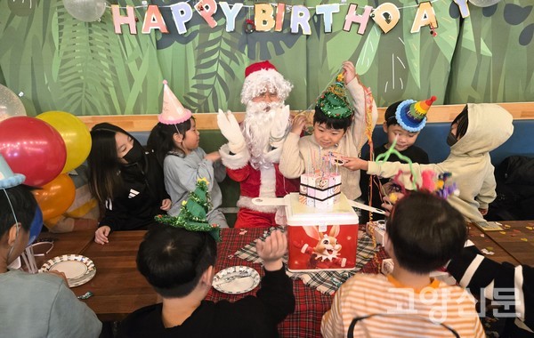 아이들은 산타에게 다가가 직접 만져보는가 하면, '진짜 산타가 맞는지' 연신 질문을 던지며 믿기 힘든 현실에 대한 신기함을 감추지 못했다.