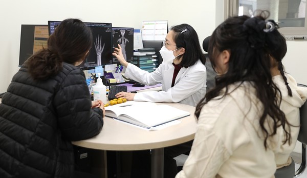 일산백병원 이지은 교수가 소아비만이 의심되는 아이의 성장·발달 상태를 설명하고 있다. [사진= 일산백병원]
