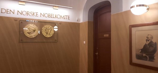 노벨평화상을 선정하는 노르웨이 노벨위원회(den norske nobelkomite) 내부 전경. 노벨 사진(오른쪽)과 노벨상 메달이 걸려있다. [이철규 북유럽특파원]