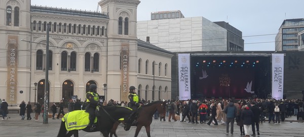 오슬로 시청 옆 노벨평화센터 야외 행사장에 몰린 사람들 사이로 순찰 경비가 진행 중이다.  [이철규 북유럽특파원]