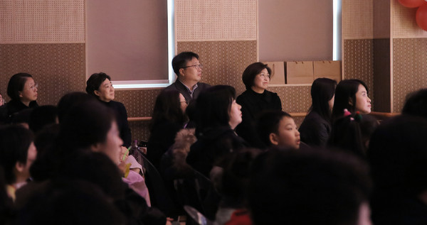 멀리 오른쪽에는 김정민 교장과 내빈들이 자리했고, 학생들과 학부모들은 하얀 천사로 변신한 부모님의 공연에 몰입하며 감동의 순간을 함께했다. 때론 벅찬 감동에 눈시울도 붉혔다.