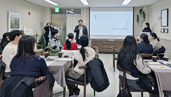 향동종합사회복지관이 중장년 남성 1인가구 프로그램에서 양복선 관장이 인사말을 하고 있다.