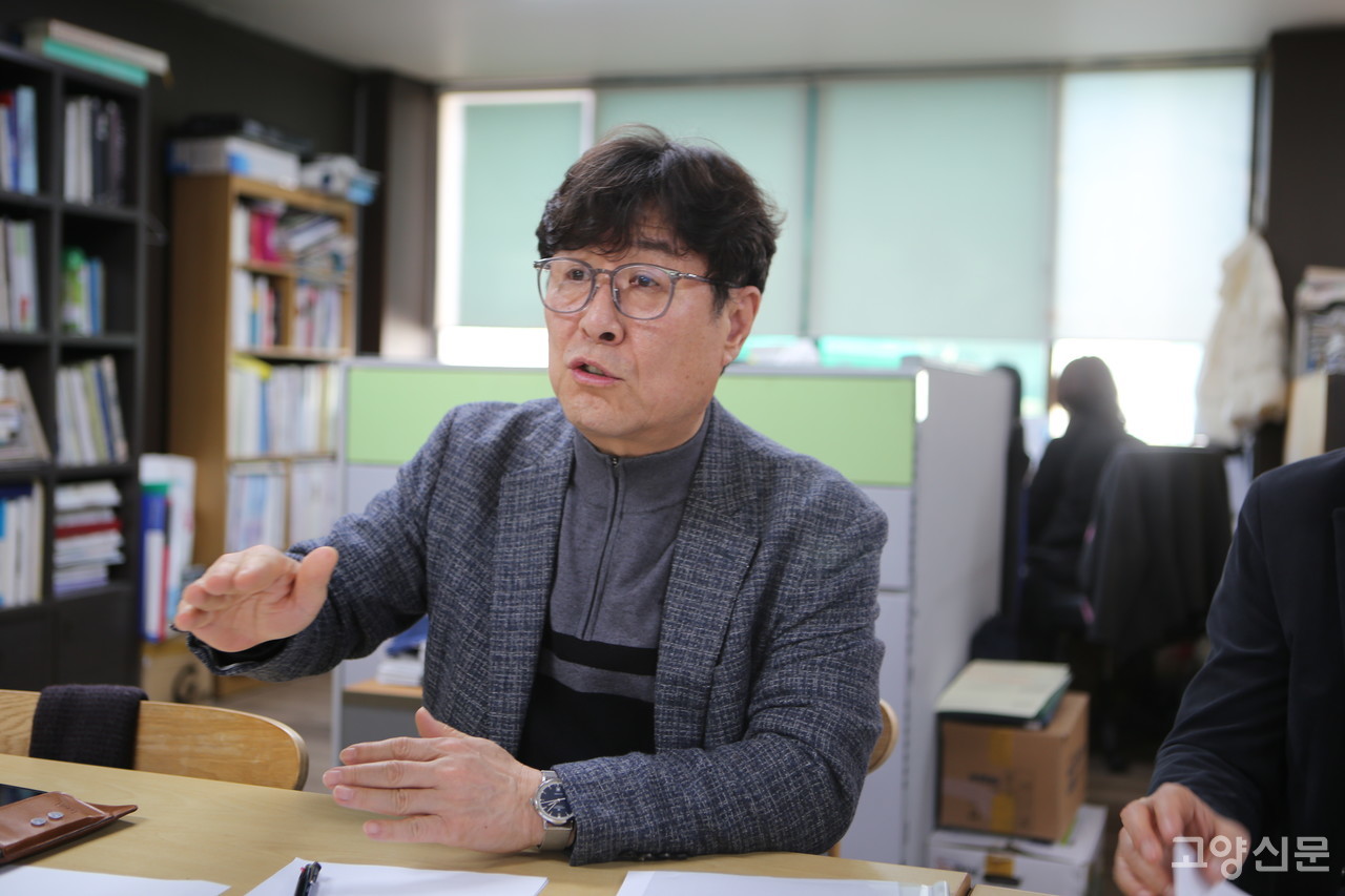 김희수 고양지역 건축사회 회장은 “지자체가 책임져야할 도로와 같은 기반시설 비용을 시는 개인에게 떠맡기고 있다”고 비판했다.