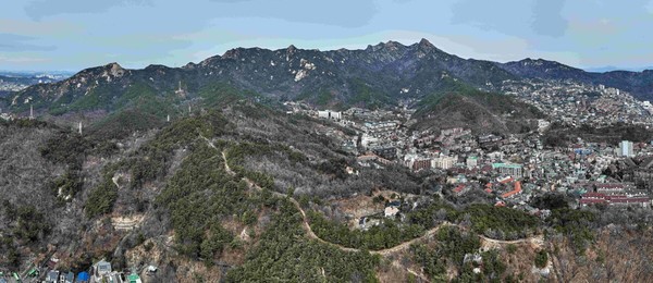 홍지문에서 북한산 향로봉으로 뻗어올라간 탕춘대성. 한양도성과 북한산성을 이어주는 연결성이다. [사진=서울시]