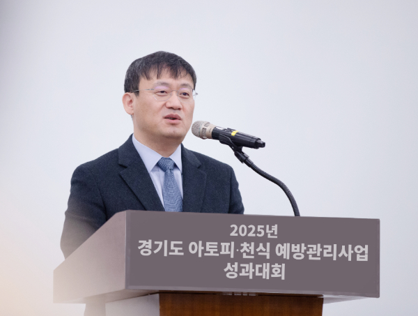 한창훈 국민건강보험 일산병원장이  ‘2025년 경기도 아토피·천식 예방관리사업 성과대회’에서 인사말을 하고 있다. [사진제공 = 국민건강보험 일산병원]