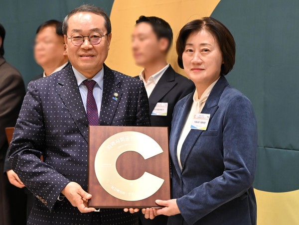 지난 5일 '경기도 지역사회공헌 인정의 날' 행사에서, 사과나무의료재단 노미화 이사(오른쪽)가 강기태 경기도사회복지협의회장(왼쪽)과 함께 지역사회공헌 인정패를 들고 기념 촬영을 하고 있다.