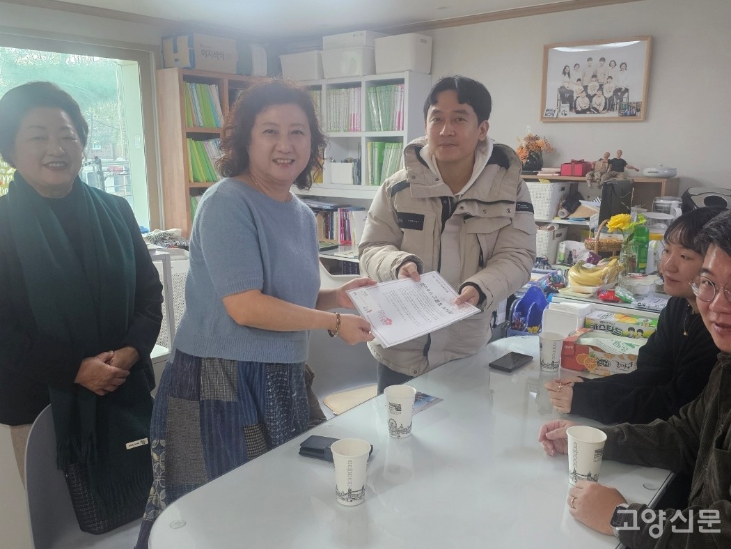 일산 장항동 '라이브더센텀' 아파트 주민들이 그룹홈 '앤하우스'에 바자회 수익금을 포함한 기부금을 전달했다. 이번 기부는 조현숙 시의원(맨 왼쪽)이 다리를 놓았다. 